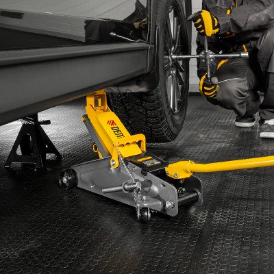 Домкрат гидравлический подкатной с фиксатором, 2,8 т, 135-385 мм, в кейсе Denzel Домкрат гидравлический подкатной с фиксатором, 2,8 т, 135-385 мм, в кейсе Denzel