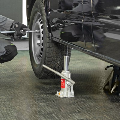 Домкрат гидравлический бутылочный, 5 т, h подъема 197-382 мм, в пластиковом кейсе Matrix Домкрат гидравлический бутылочный, 5 т, h подъема 197-382 мм, в пластиковом кейсе Matrix